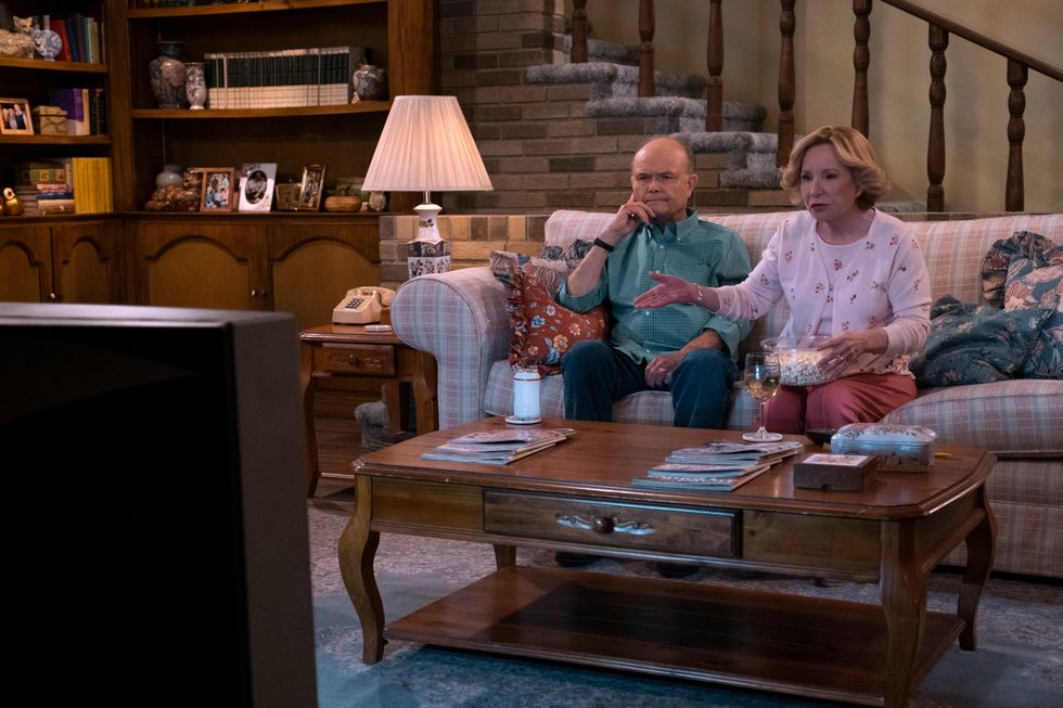 that ‘90s show l to r kurtwood smith as red forman, debra jo rupp as kitty forman in episode 104 of that ‘90s show cr patrick wymorenetflix © 2022
