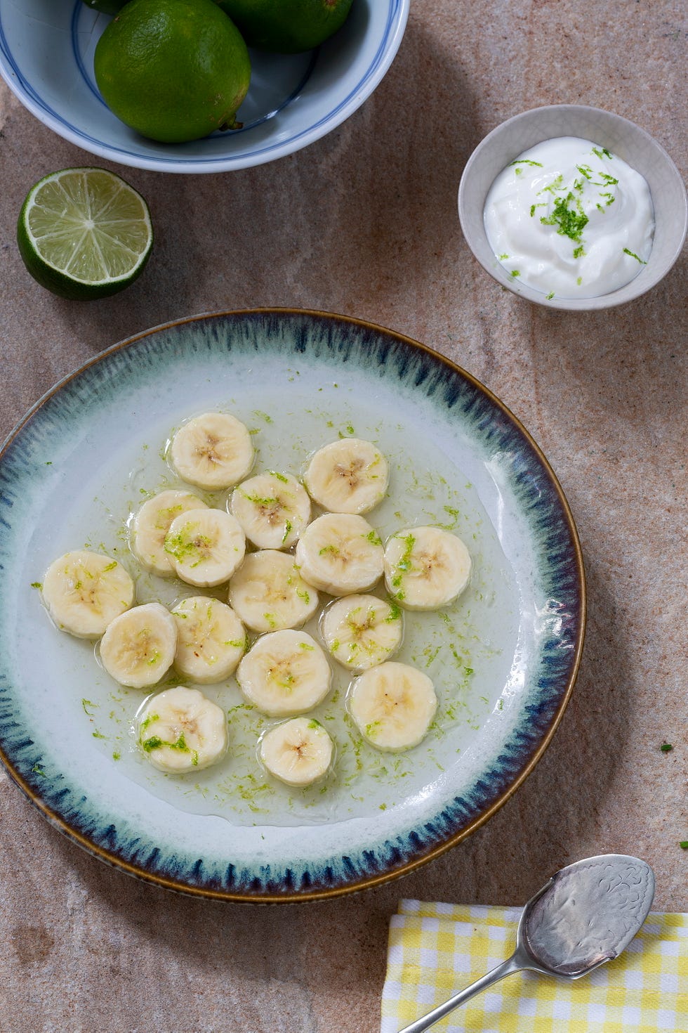 plátano con yogur y lima