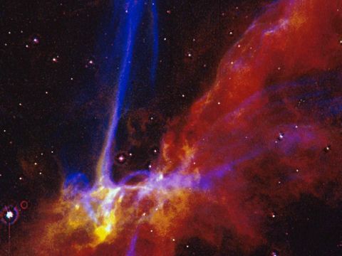 Op deze afbeelding uit 1991 is een klein stukje te zien van een supernovarest uit de Sluiernevel De formatie die hier te zien is is de buitenste rand van een uitdijende explosiegolf van een enorme supernova die ongeveer 15000 jaar geleden plaatsvond De explosiegolf botst op wolken interstellair gas waardoor dit opgloeit en informatie prijsgeeft over de samenstelling van het gas