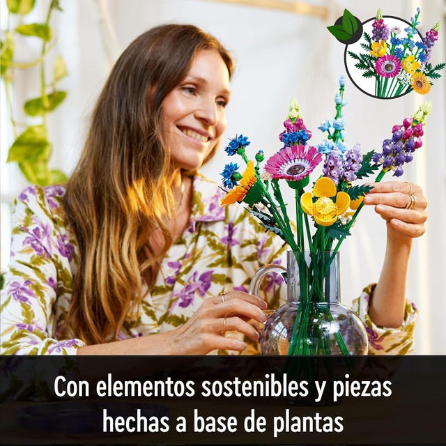 mujer con ramo de flores lego en la mano
