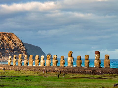 Met de rug naar de Stille Oceaan gekeerd staan vijftien gerestaureerde moais op wacht in Ahu Tongariki het grootste van de ceremonile stenen platforms op Paaseiland In 1960 werd deze moai door een tsunami landinwaarts gesleurd andere moais braken door het geweld van de tsunami in stukken