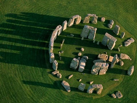 In 2014 maakten wetenschappers bekend dat uit geavanceerde opnamen met behulp van grondradar was gebleken dat onder het landschap rond Stonehenge al duizenden jaren een verbluffend complex van oeroude monumenten gebouwen en grafheuvels lag verborgen