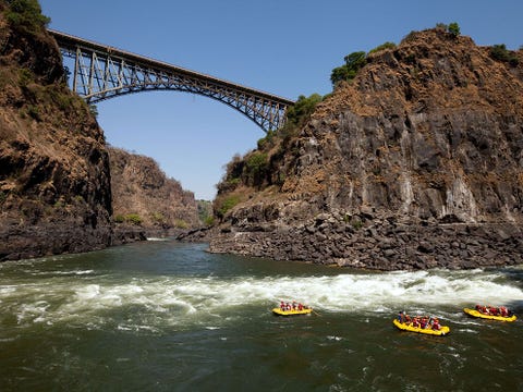 RIVIERVLOTTEN  Hoe lager het waterpeil van de Zambezi des te spannender een tocht op een vlot over de kolkende cataracten van de rivier Nu het waterpeil van augustus tot december steeds lager komt te staan en het water daardoor dichter boven de stenige rivierbedding stroomt ontstaan er bruisende stroomversnellingen