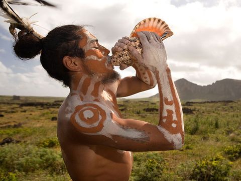 Er wonen nu zon tweeduizend inheemse Rapa Nui op Paaseiland dat tot Chili behoort Nadat de inheemse bevolking door slavenhandel en ziekten was gedecimeerd telde ze in 1877 nog maar 111 zielen