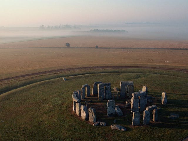 henges worden omschreven als cirkelvormige aardwallen met een aangrenzende interne greppel stonehenge zelf is heel strikt gesproken geen henge want de positie van de aardwal en greppel is daar omgekeerd