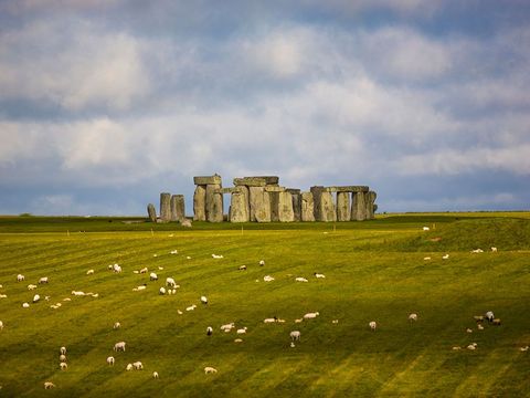 In 1986 werd Stonehenge samen met de steencirkel van Avebury  de grootste ter wereld  en andere neolithische plekken in de omgeving opgenomen in de Werelderfgoedlijst Op de foto grazen schapen op de vlakte rond de grafheuvel