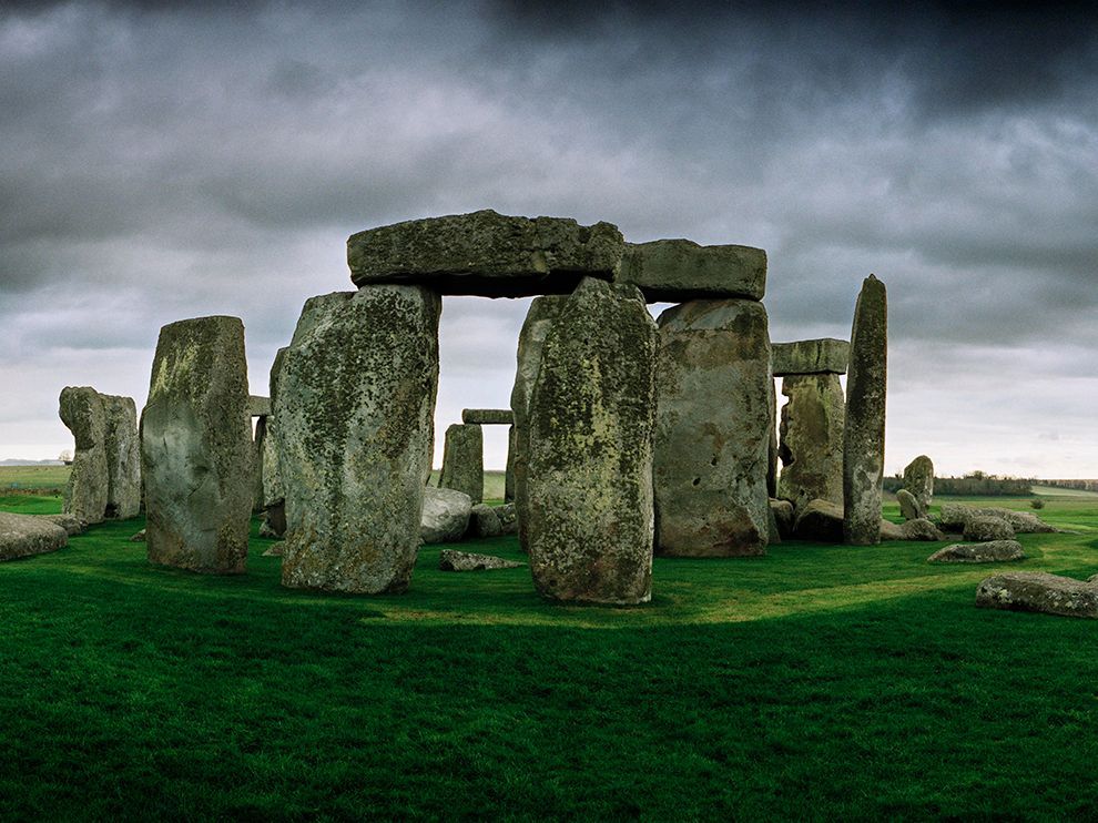 experts en wetenschappers zoeken al lange tijd naar de precieze functie van stonehenge waarover talloze theorien de ronde doen omdat de ruimten tussen de staande stenen van de concentrische steencirkels op n lijn liggen met bepaalde zonnestanden bij zonsopgang op midzomerochtend en bij zonsondergang op midwinteravond menen sommigen dat het monument voornamelijk een astronomisch doel diende
