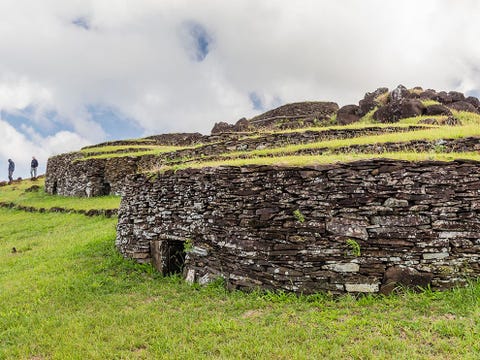 Het dorp Orongo is onderdeel van het gelijknamige Werelderfgoed en telt 53 hutten van steen Volgens de overlevering kwamen de vroegste Polynesische kolonisten ongeveer duizend jaar geleden op Rapa Nui aan land nadat ze bijna tweeduizend kilometer aan open zee waren overgestoken