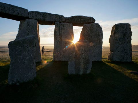Zonlicht valt door een van de trilieten van Stonehenge dat ligt op de Salisbury Plain in Engeland Het monument werd aangelegd op een aarden constructie en bestaat uit zogenaamde bluestones blokken hardsteen die over een afstand van 240 kilometer werden aangevoerd De grotere sarsenstenen zouden afkomstig zijn uit de Marlborough Downs ruim dertig kilometer verderop