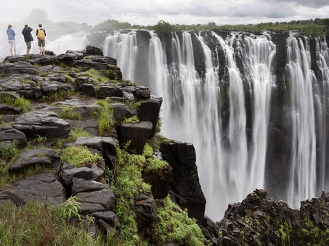 UITZICHT VAN ENGELEN  Landschappen z lieflijk dat zij door engelen in vogelvlucht moeten zijn aanschouwd mijmerde de Schotse ontdekkingsreiziger David Livingstone toen hij in 1855 als eerste westerling een blik op het natuurwonder wierp Hij vernoemde ze naar zijn koningin en in de buurt kijkt Livingstones standbeeld aan Zambiaanse zijde uit over de Victoriawatervallen
