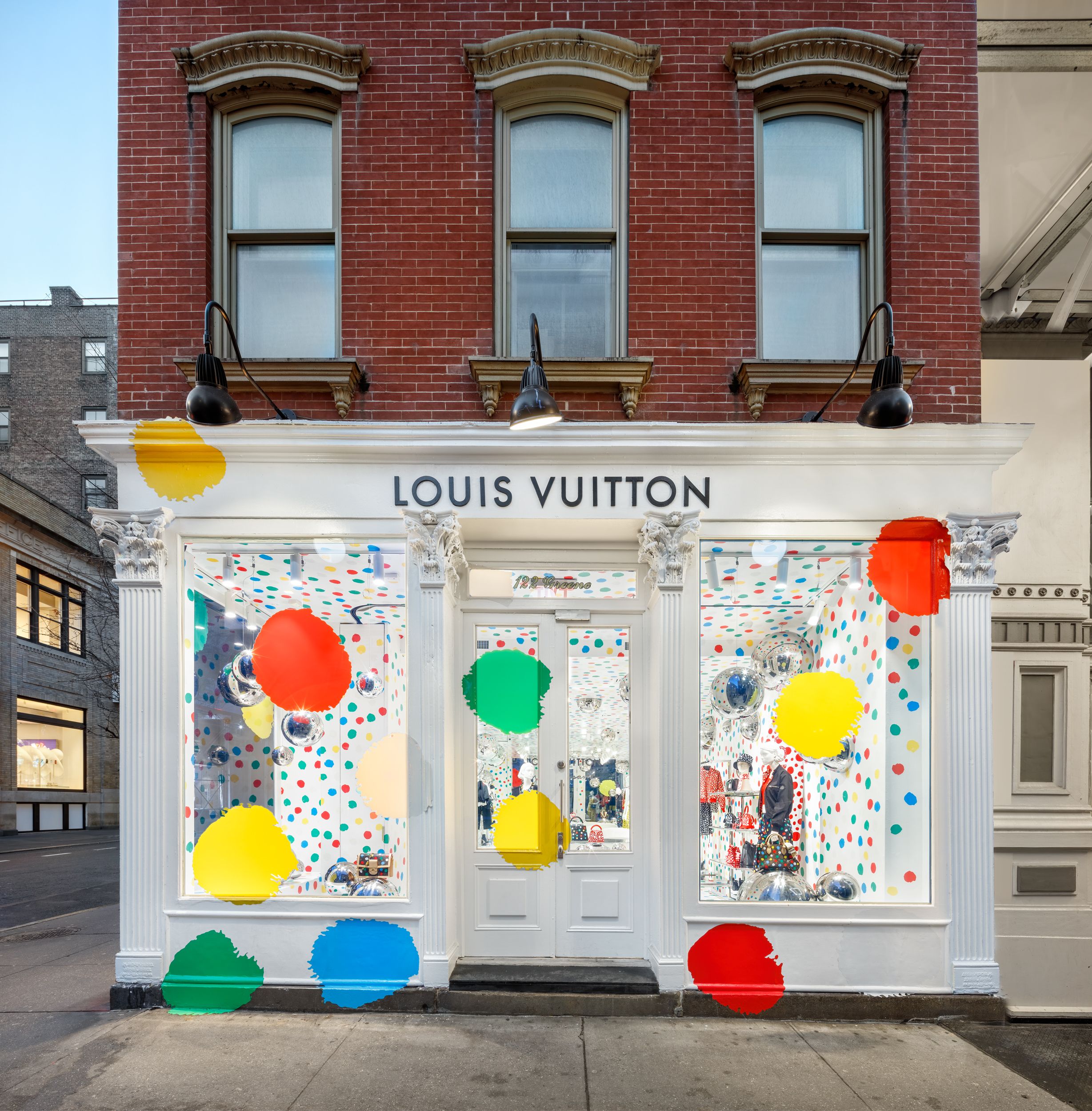 NYC ♥ NYC: Louis Vuitton Collaborates With Artist Yayoi Kusama - Manhattan  Flagship Store Facade and Window Displays On Fifth Avenue Go Polka Dots