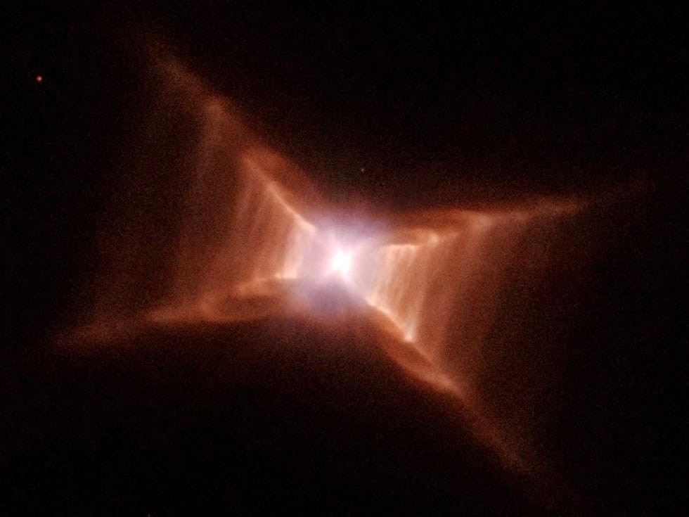 Gezien door telescopen op Aarde lijkt de sterrennevel op de foto een rechthoekige vorm te hebben vandaar zijn naam de Rode Rechthoeknevel Maar uit opnamen van de ruimtetelescoop Hubble bleek dat de nevel beter de Rode Xnevel genoemd kan worden De unieke vorm van deze nevel is te danken aan gaswolken die in kegelvormige straalstromen worden uitgestoten door de stervende ster in het centrum van de nevel Deze ster begon 14000 jaar geleden al met het afstoten van zijn buitenste lagen en zal langzaam kleiner en heter worden waarbij hij een vloed aan ultraviolet licht uitzendt