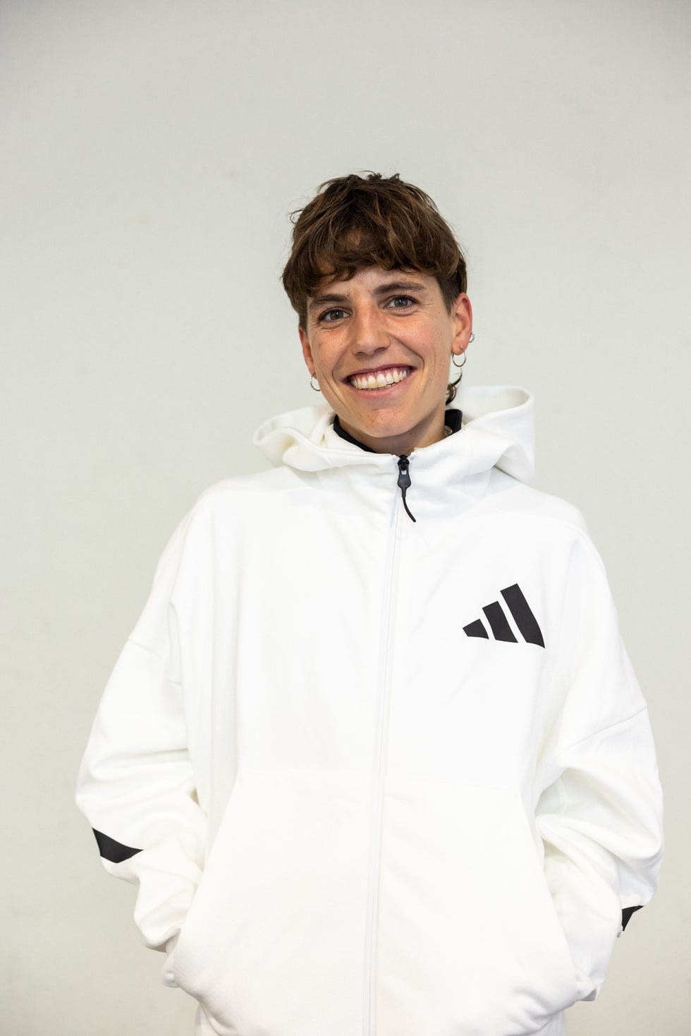 la atleta marta pérez con la chaqueta adidas zne en color blanco y negro