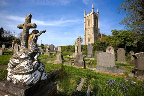 De kathedraal van Down Het religieuze leven in de NoordIerse stad Downpatrick was lang geconcentreerd rond de heuvel aan de zuidwestelijke stadsgrens De monniken van verschillende kloosterorden baden hier vanaf de zesde eeuw en een kleien gemeenschap verzamelt zich hier nog steeds in de huidige kathedraal van Down maar Catherdral hill waar de kathedraal van down op staat is veel bekender dan de vermoedelijke begraafplaats van St Patrick de patroonheilige van Ierland Een verweerd kruis uit de tiende eeuw en een veel recenter geplaatste granieten plaat met de naam van de heilige erin markeren zijn laatste rustplaats Drommen bezoekers maken elk jaar de pelgrimstocht naar de kathedraal van Down en vele stoppen om St Patrick te eren in het nabijgelegen Saul waar hij als eerste aan land kwam en zijn religieuze werk begon in 432 en om Slieve Patrick te beklimmen waar een granieten beeld van de heilige op de top staat Begin jouw eigen pelgrimstocht bij het Saint Patrick Centre waar een IMAXbioscoop en een permanente tentoonstelling de bezoekers uitnodigt om de voetstappen van de patroonheilige te volgen