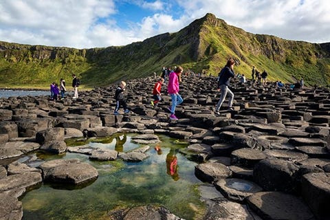 Giant’s Causeway Volgens de oude legenden bouwde de Ierse strijdreus Finn McCool de Giants Causeway om te voorkomen dan hij natte voeten kreeg als hij overstak van NoordIerland naar Schotland Terwijl geologen volhouden dat de ongeveer 40000 voornamelijk hexagonale basalten kolommen zon 60 miljoen jaar geleden zijn ontstaan door vulkanische activiteit niet door reuzen is er nog steeds iets magisch aan de ruige symmetrie van de kolommen als ze zo afdalen van de kliffen en verdwijnen in zeeBezoekers aan de Giants Causeway kunnen hun eigen route trapstappen langs de ongebruikelijke rotsformaties naar de wilde NoordAtlantische Oceaan of de Shepards Steps beklimmen voor een wijds uitzicht over de rotskust Een bezoekerscentrum werd in 2014 geopend en biedt je een diepere duik in de World Heritage Site met tentoonstellingen audiogidsen wandelsuggesties en routes over de toppen van de klif die zowel de geologische oorzaken als de mythische legenden van de opmerkelijke basalten kolommen onderzoeken dei naar de zee leiden