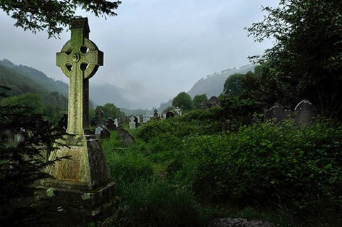 Glendalough In een dal dat werd uitgesleten door gletsjers en omringd door de ruige pieken van de Wicklowbergen wees een edelman de privileges van zijn bevoorrechte bestaan af en trok zich terug in een grot voor religieuze reflectie St Kevin geboren in 498 stichtte later het Glendalough klooster op die plek en trok gelijkgezinde volgelingen aan die er studeerden en baden in de kloosterstad gedurende meer dan 900 jaarHet klooster doorstond vele aanvallen van Vikingen door de jaren heen wellicht dankzij de 30 meter hoge ronde toren die zowel een uitkijkpost bood als een schuilplaats voor belegerde monniken maar het was niet opgewassen tegen de verwoestingen van Henry VIII die het officieel ontbond in 1593 Veel van de gebouwen staan er nog steeds en bieden een blik op het kloosterleven aan bezoekers die vaak een officile tour door de gebouwen koppelen aan een excellente wandeling door het Glendalough dal De dakloze kathedraal uit de 12e eeuw is de grootste rune op de locatie maar enkele andere kerken een hoog kruid gewijd aan St Kevin en een piepkleine kapel met een steil stenen dak en ronde klokkentoren bewijzen nog steeds hun eer aan de eeuwen van kalme toewijding in de schilderachtige vallei