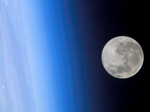 Deze volle maan werd in 2005 gefotografeerd door een bemanningslid van het International Space Station