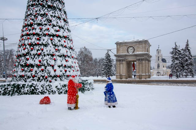 de kerstman in moldavie tijdens orthodoxe kerst