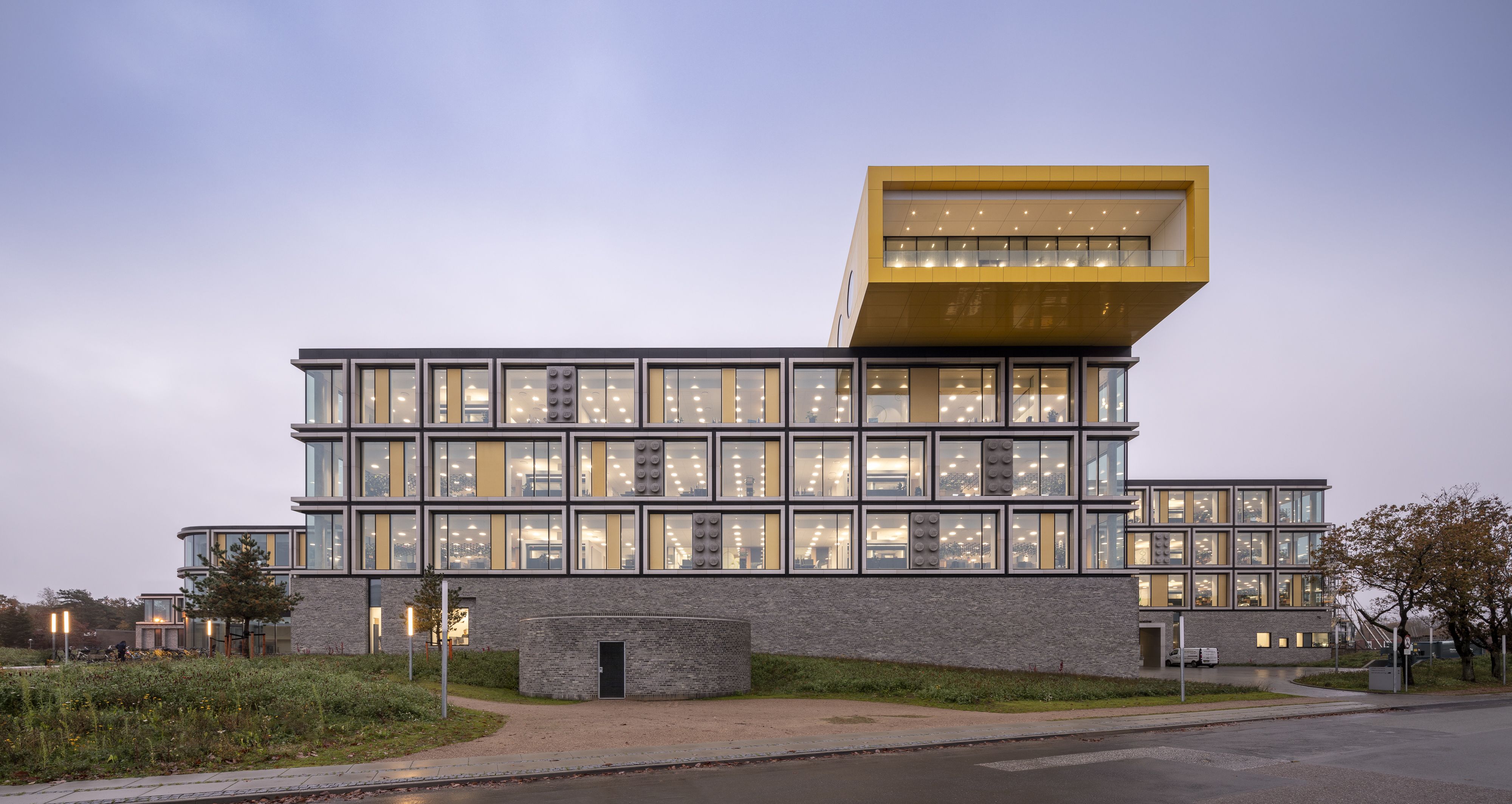 Reorganisere januar Array The Lego Headquarters in Denmark Is Built with Legos, Of Course