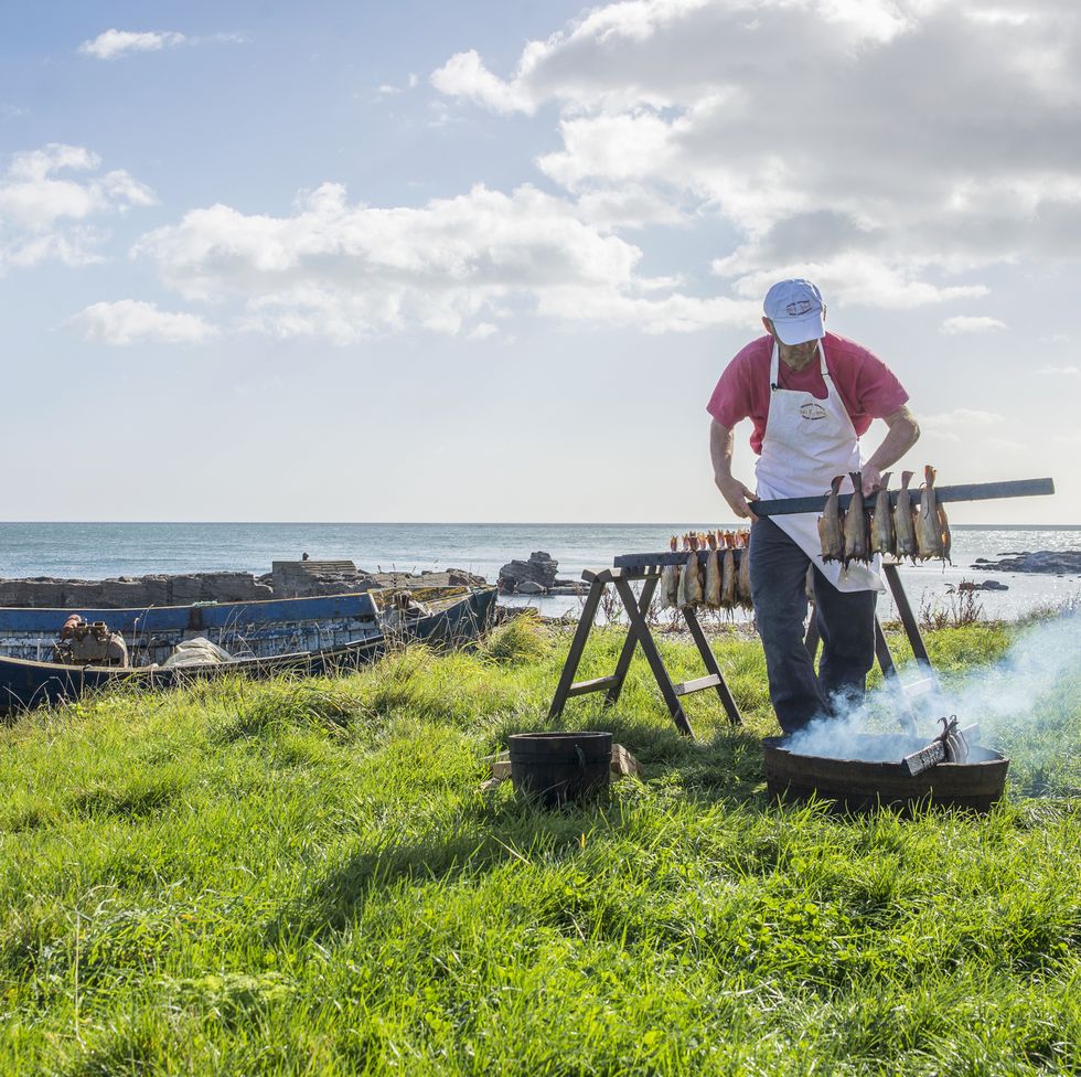 arbroath smokies being prepared by iain r spink on the beach at auchmithie