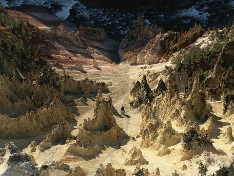 In het Yellowstone National Park verrijzen rotsformaties op de bodem van de Grand Canyon of the Yellowstone Deze canyon werd mede uitgesleten door stortvloeden van gletsjerwater die ook het meeste zand en grind uit de kloof hebben weggespoeld