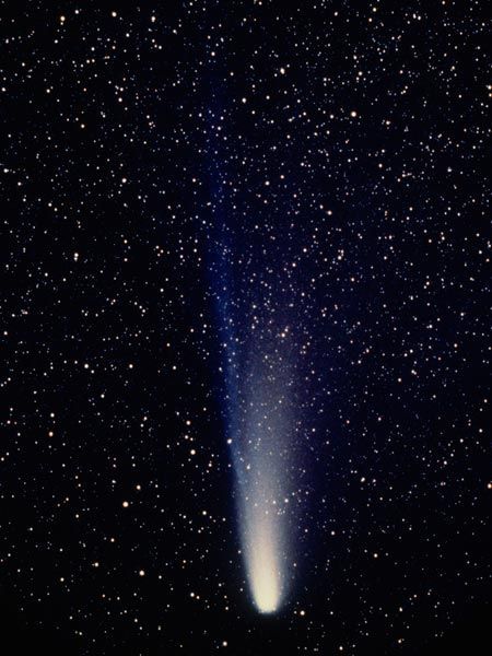 De komeet Halley is een van de duizenden kometen in het zonnestelsel die ons bekend zijn en een van de tweehonderd die periodiek terugkeren Halley bezoekt de omgeving van de aarde elke 76 jaar de volgende keer dat Halley langskomt is in 2061