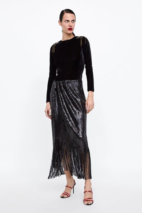 Telemacos Redondear a la baja término análogo Zara tiene claro lo que llevarás en tu próxima fiesta: una falda midi de  lentejuelas