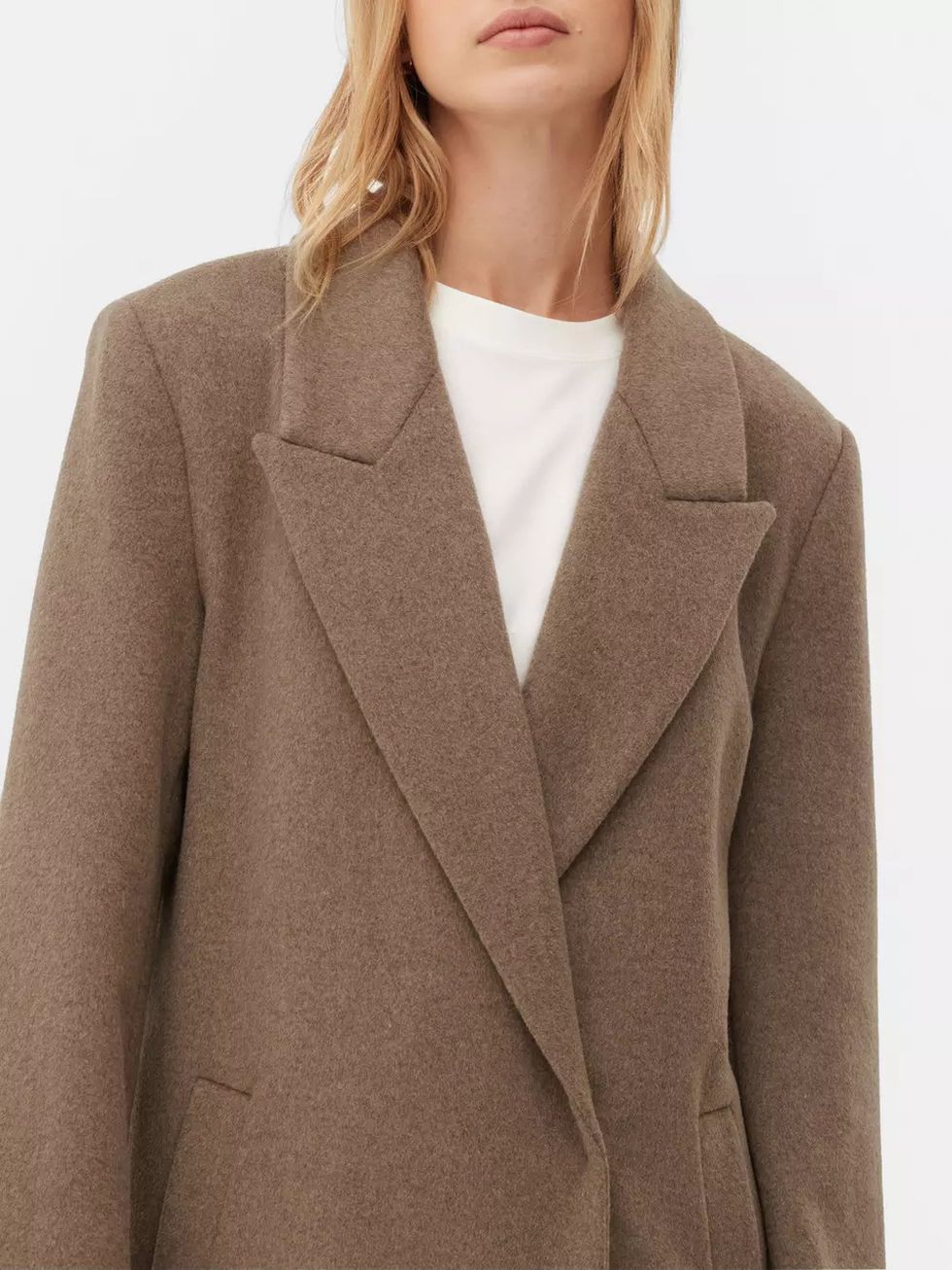 primark lanza su abrigo de lana premium con el diseño nórdico que hace más alta y estilzada