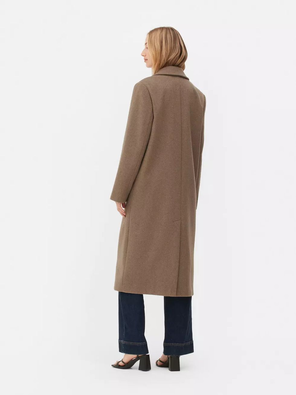 primark lanza su abrigo de lana premium con el diseño nórdico que hace más alta y estilzada