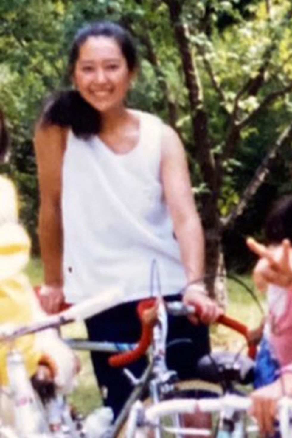 家族でサイクリングに出かけたときの写真。内藤さんが着用している白のパイル地のトップスは「エルメス」。