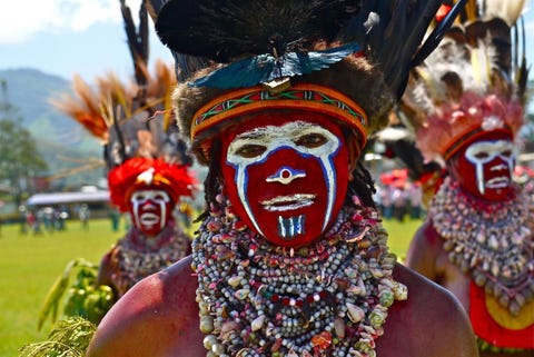 De krijgers van Goroka Papoea NieuwGuineaDe verschillende Gorokastammen in PapoeaNieuwGuinea zijn regelmatig met elkaar in oorlog Door het ruwe landschap is oorlog een van de weinige redenen waarom stammen met elkaar in aanraking komen Hierom staan familie en de natuur met al haar wonderen extra hoog in het vaandel onder de Goroka De conflicten leiden tot een bijzondere klederdracht de mannen beschilderen hun gezichten in tijden van oorlog in de hoop de vijand met dit uiterlijk en energieke dansen af te schrikken Al vanaf de jaren 50 worden deze dansen niet alleen tijdens de strijd opgevoerd maar ook voor toeristen op de jaarlijkse Goroka Show