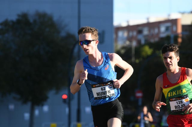 bart van nunen hardlopend in de valencia marathon op jacht naar de olympische limiet