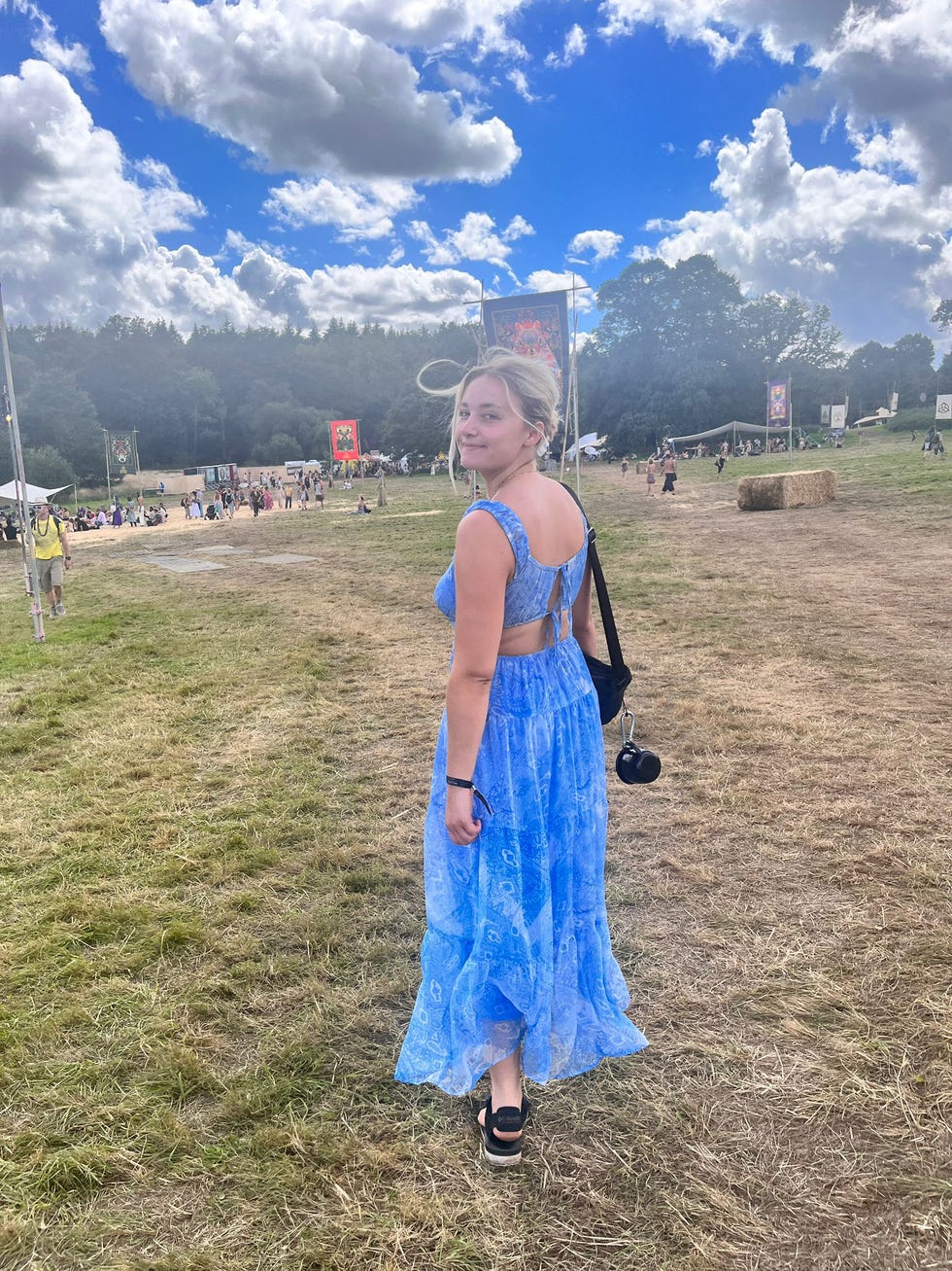 uma pessoa usando um vestido na cor azul