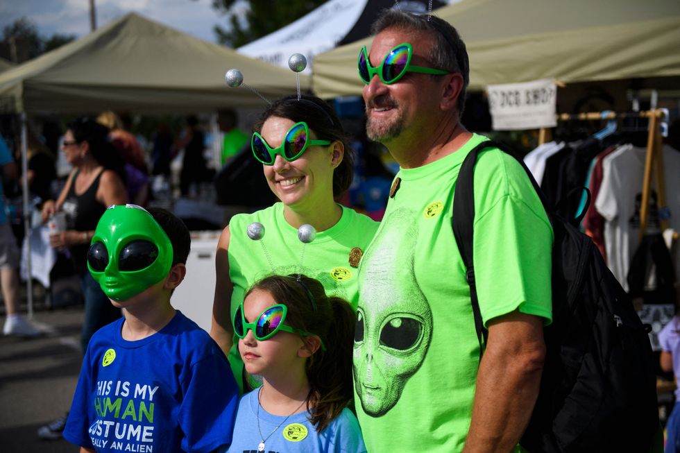 Een familie tijdens het UFO Festival in Roswell 2021