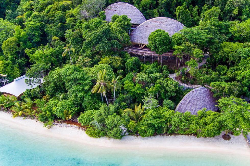 Het resort Bawah in Indonesi gemaakt van palmbladeren bamboe en teak gaat op in de tropische omgeving waar bezoekers kunnen duiken snorkelen en kajakken