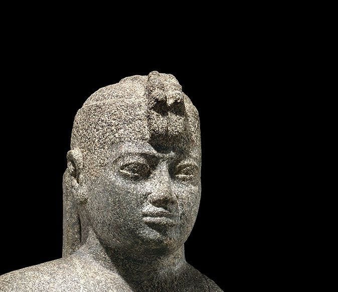 Koning Senkamanisken regeerde van 643 tot 623 vC kort nadat de zwarte faraos weer uit Egypte waren verdreven Zijn kroon sjendoet rok en regalia waren oorspronkelijk bedekt met bladgoud Hoogte 148cm gewicht 272kg