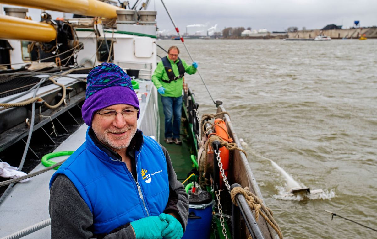 Aan boord van de Beluga II neemt onderzoeker Erik Zettler monsters uit de Rijn om de rivier te onderzoeken op microplastic De monsters uit de Rijn worden genomen met de manta trawl Op de achtergrond zie je Greenpeace campagneleider Manfred Santen hij heeft een groot deel van het onderzoek gecordineerd