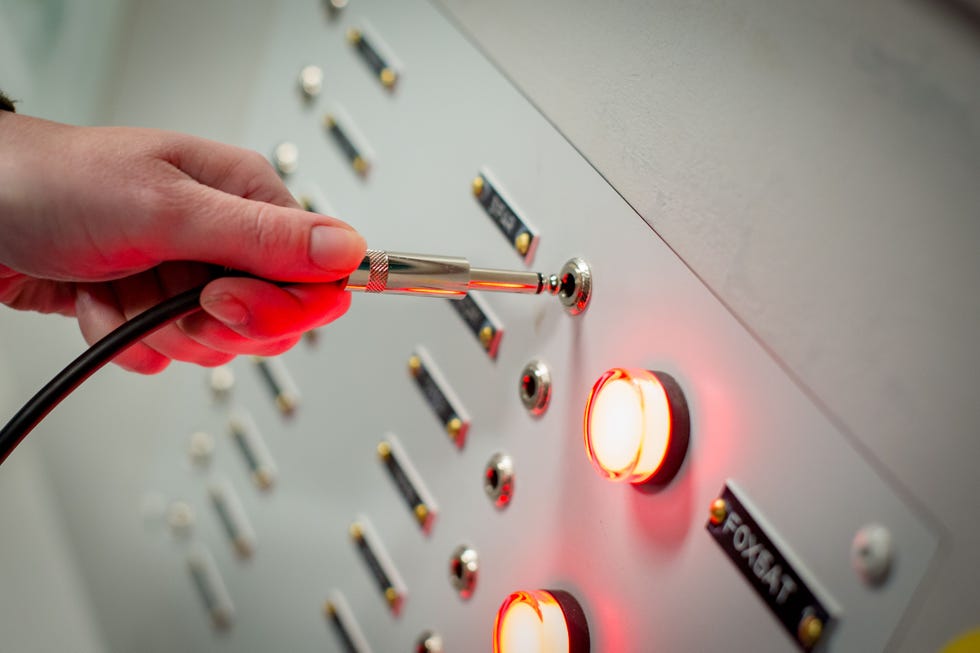 Rode stipjes verschijnen op de radar en komen langzaam dichterbij Zou dit een aanval zijn