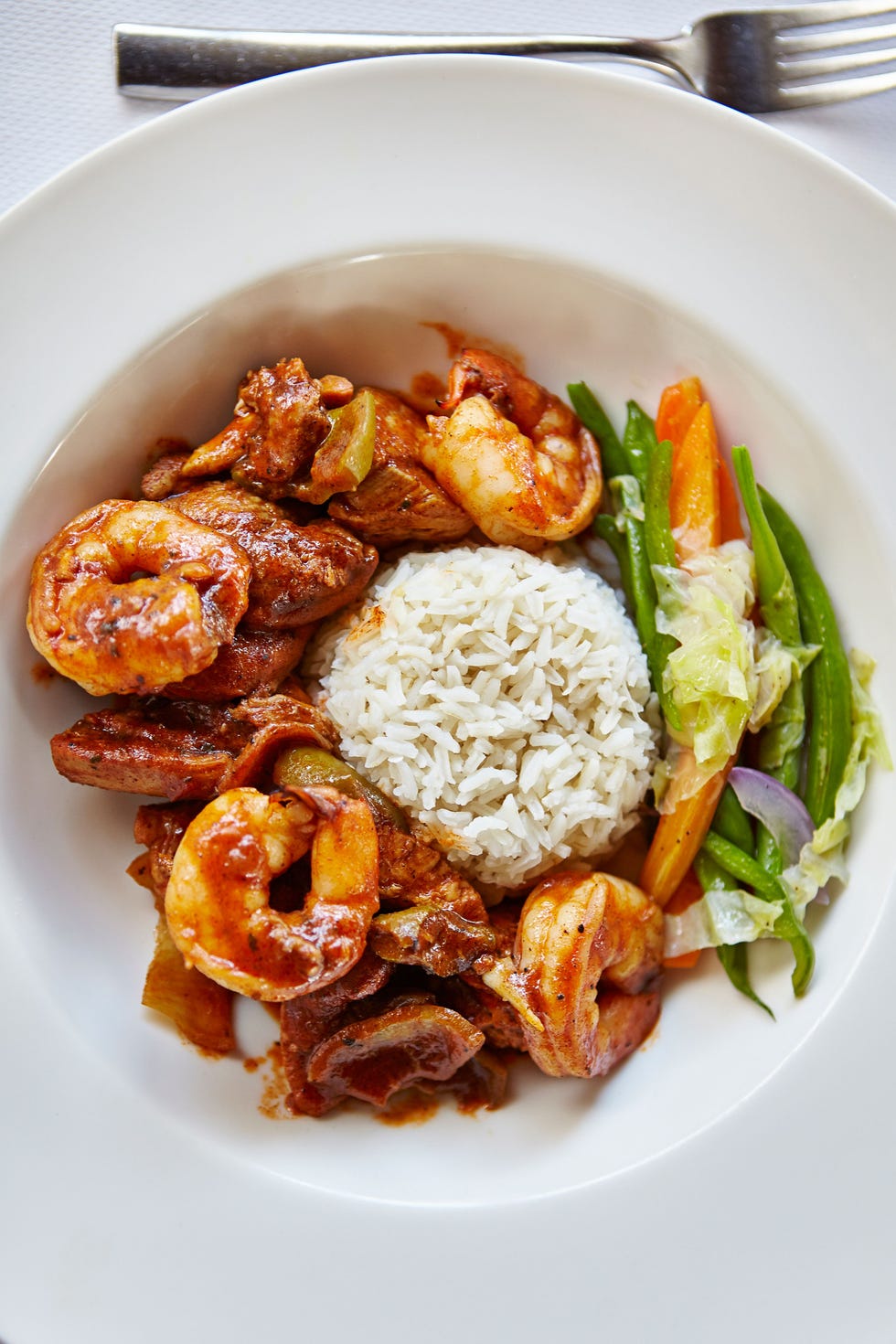 Een gerecht met creole chicken en shrimp jambalaya in het Strawberry Hill Hotel