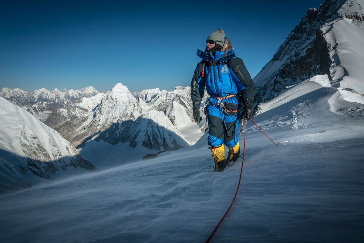Adrian Ballinger vertrekt op een winderige maar mooie dag vanaf het op 7000 meter hoogte gelegen North Colkamp