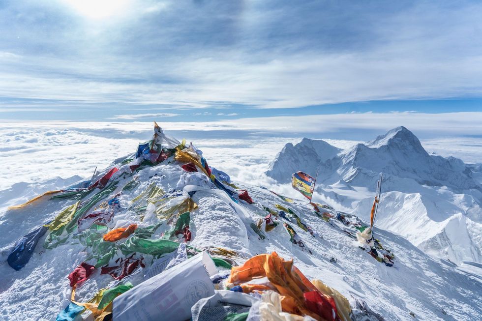 Klimmers laten her en der op de Mount Everest gebedsvlaggetjes achter