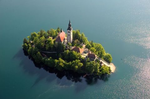 Luchtfoto van een kerkje op een eiland in het Meer van Bled
