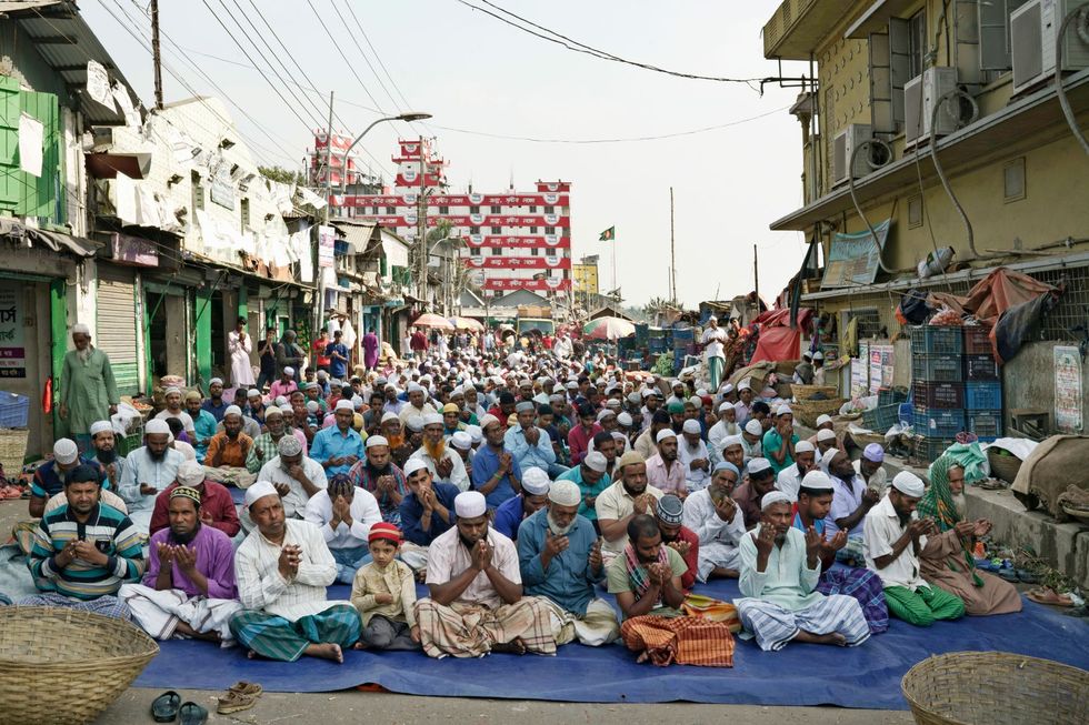 Tijdens het vrijdaggebed ligt het dagelijks leven in Dhaka goeddeels stil