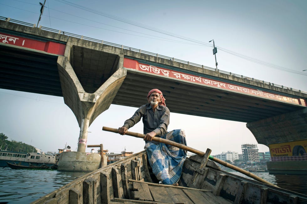 De zeventigjarige Malik Manji werkt al vijftig jaar als peddelaar op de Burganga Per dag verdient hij nu zon vijf euro