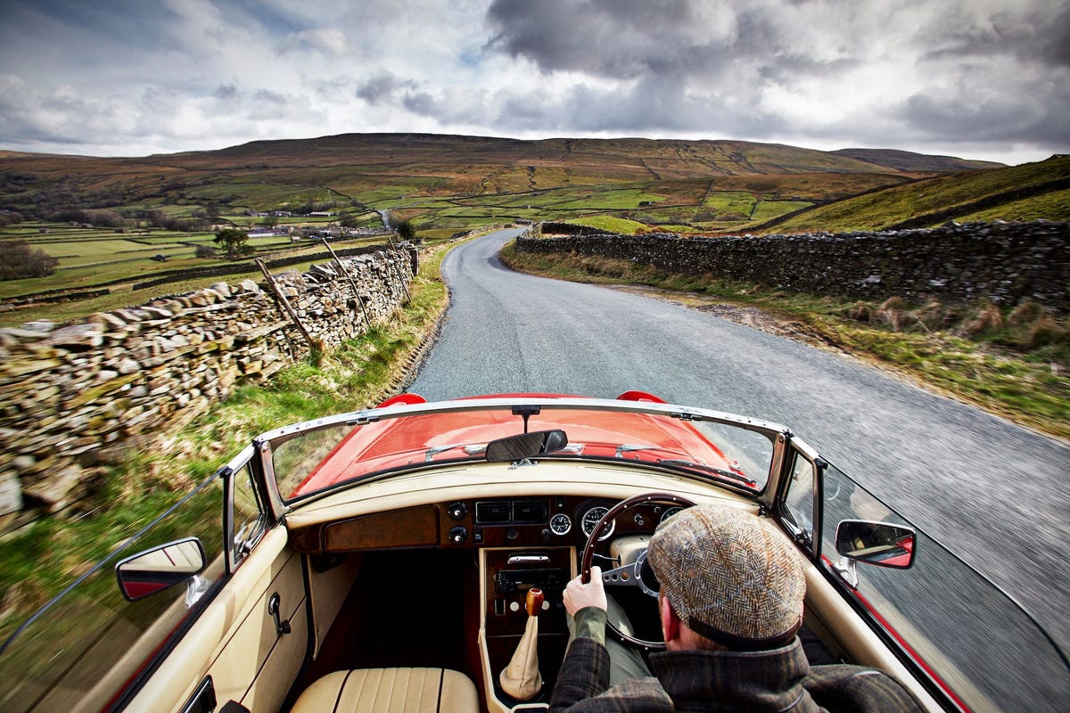 De verslaggever rijdt in een MGB Roadster in de richting van het dorpje Angram in Swaledale een van de noordelijke valleien in The Yorkshire Dales