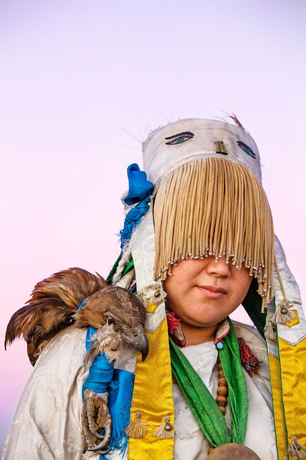 Het kostuum van Urtnasan Ankhbayar is uniek en ontworpen naar de wensen van haar voorouders De adelaar beschermt haar niet alleen tegen kwade geesten maar helpt haar ook om contact te maken met haar voorouders