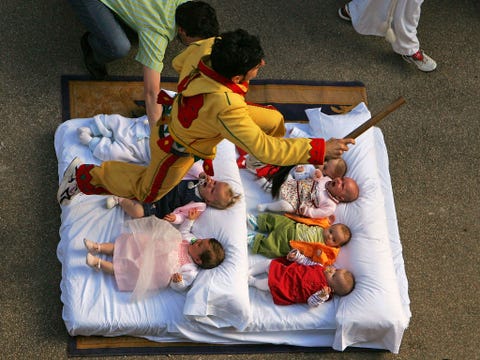 Het verhaal gaat dat de babys worden verlost van hun zonden als de duivel over ze heen springt