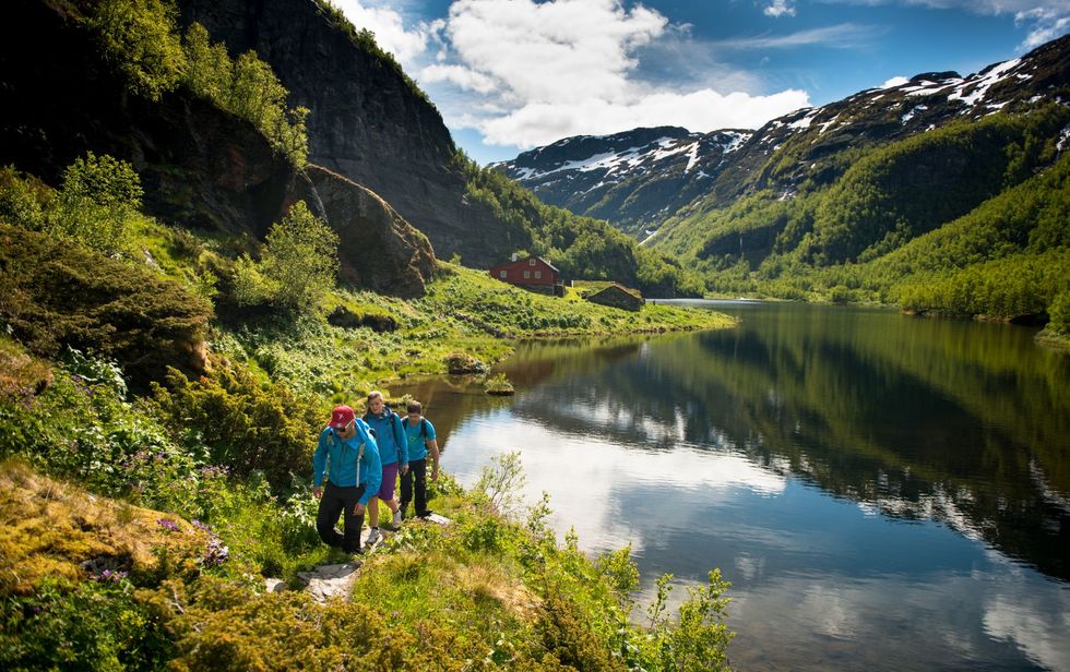 Een van de mooiste dagwandelingen in Noorwegen voert door de Aurlandsdalen een traject van 20 kilometer langs talloze watervallen meren kliffen en rotspartijen