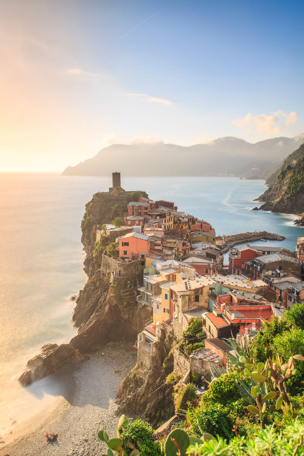 Het spectaculair gelegen Vernazza is een van de vijf dorpen van Cinque Terre in Itali
