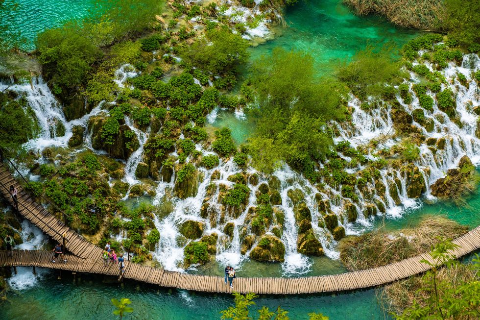 Wandel urenlang door een serene setting van groene bladeren en felblauw water innationaal park Plitvicemeren in Kroati